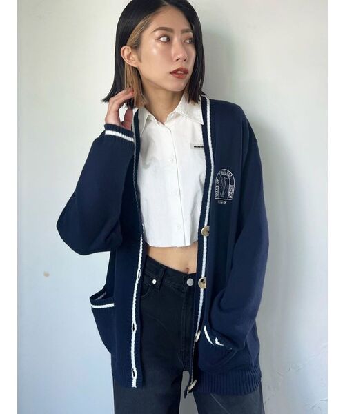 EMODA（エモダ）の「エンブレムラインニットカーディガン（カーディガン/ボレロ・レディース・ネイビー/グレー/ブラック・FREE）」の4枚目の写真