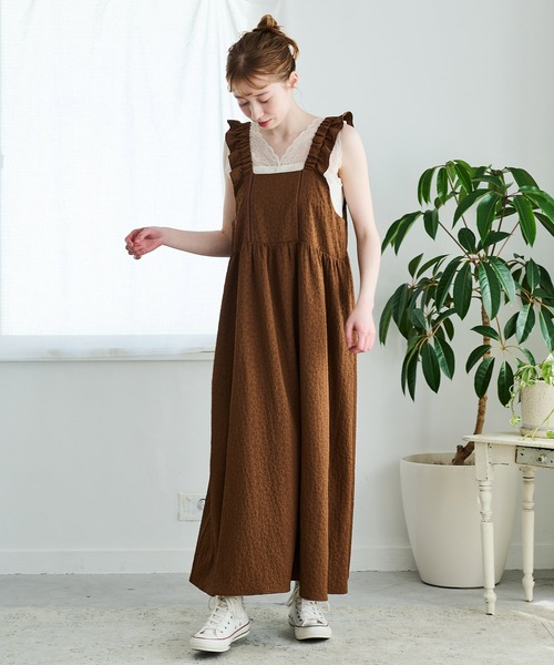 あいぽりー　Aワンピ　ブラウンＭ Crisp（クリスプ）の「フラワーエンボスフリルワンピース（ワンピース