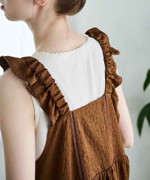 Crisp（クリスプ）の「フラワーエンボスフリルワンピース（ワンピース・レディース・ブラウン/ブラック/アイボリー・FREE）」の16枚目の写真