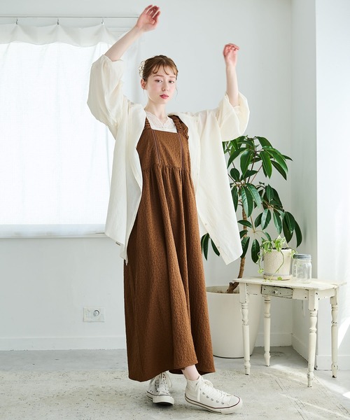 Crisp（クリスプ）の「フラワーエンボスフリルワンピース（ワンピース・レディース・ブラウン/ブラック/アイボリー・FREE）」の6枚目の写真