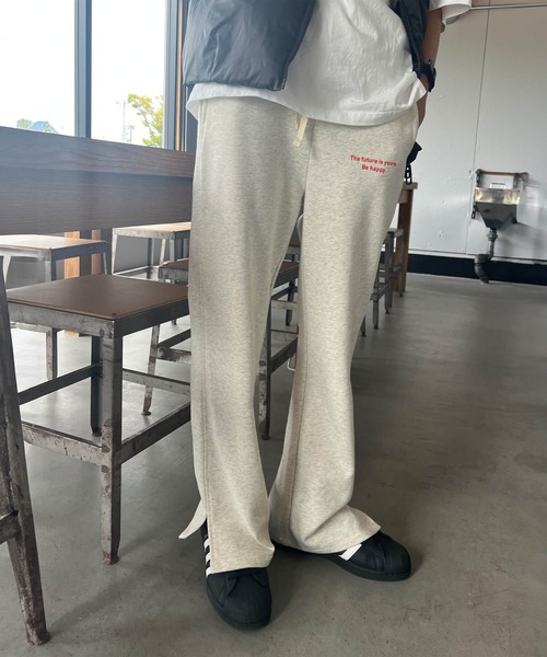 ISOOK(アイスー)の「【セットアップ対応】刺繍ロゴスウェットパンツ(chiica original) / スリットパンツ ロゴスウェット(スウェットパンツ・レディース・アイボリー/ブラック/グレー/ブラウン・FREE)」の5枚目の写真