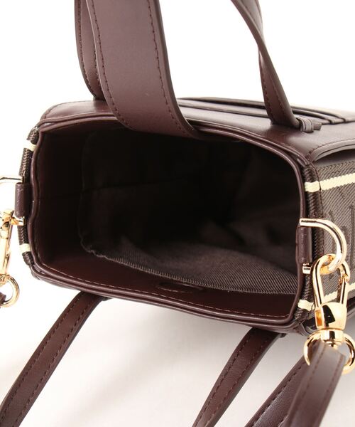 Clelia（クレリア）の「【Serena/セレーナ】2way縦型スマホショルダー（ショルダーバッグ・レディース・ブラック/ブラウン/ベージュ/ダークブラウン・ONE SIZE）」の6枚目の写真