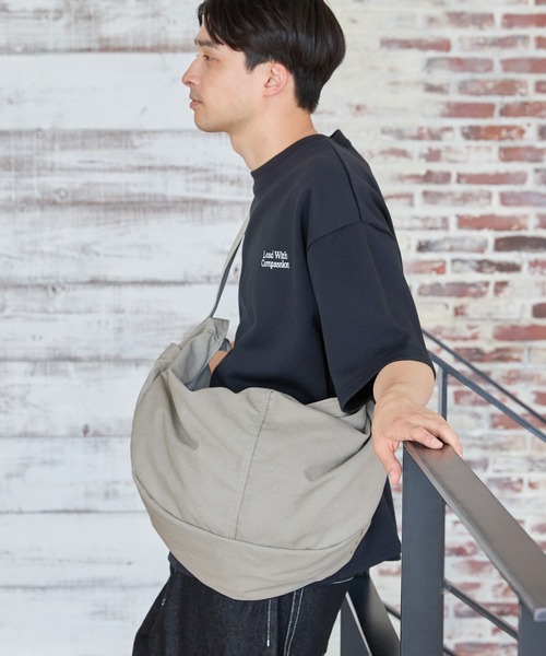 LAKOLE（ラコレ）の「ZIPキャンバスショルダー / 110640（ショルダーバッグ・メンズ・ナチュラル/ブラック/ライトグレー・FREE）」の4枚目の写真