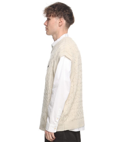 BEVERLY HILLS POLO CLUB（ビバリーヒルズポロクラブ）の「BEVERLY HILLS POLO CLUB ケーブル編み ワンポイントロゴ Vネック ニットベスト（ベスト・メンズ・ブラック/グリーン/ネイビー/アイボリー・M/L/LL）」の9枚目の写真