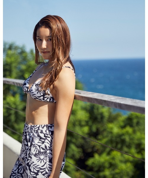 BILLABONG(ビラボン)の「BILLABONG レディース 【FOR SAND AND WATER】 PATTERN FLAR PANTS ロングパンツ 【2024年春夏モデル】/ビラボン総柄UVカットボタニカルフレアパンツ(その他パンツ・レディース・ブラック系その他/ブラウン系その他/パープル・LARGE/MEDIUM)」の2枚目の写真