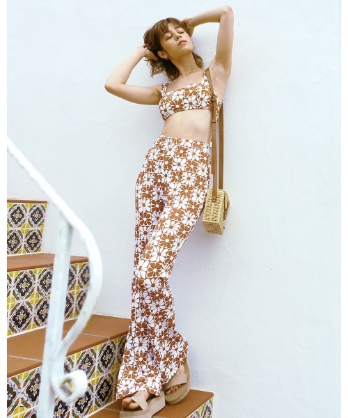 BILLABONG(ビラボン)の「BILLABONG レディース 【FOR SAND AND WATER】 PATTERN FLAR PANTS ロングパンツ 【2024年春夏モデル】/ビラボン総柄UVカットボタニカルフレアパンツ(その他パンツ・レディース・ブラック系その他/ブラウン系その他/パープル・LARGE/MEDIUM)」の3枚目の写真
