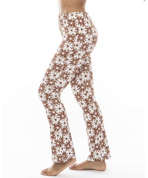 BILLABONG(ビラボン)の「BILLABONG レディース 【FOR SAND AND WATER】 PATTERN FLAR PANTS ロングパンツ 【2024年春夏モデル】/ビラボン総柄UVカットボタニカルフレアパンツ(その他パンツ・レディース・ブラック系その他/ブラウン系その他/パープル・LARGE/MEDIUM)」の10枚目の写真