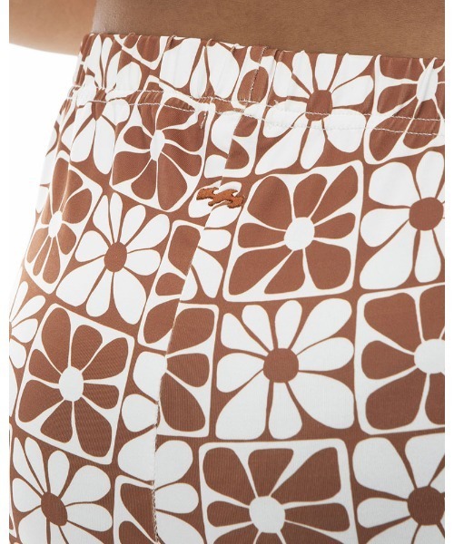BILLABONG(ビラボン)の「BILLABONG レディース 【FOR SAND AND WATER】 PATTERN FLAR PANTS ロングパンツ 【2024年春夏モデル】/ビラボン総柄UVカットボタニカルフレアパンツ(その他パンツ・レディース・ブラック系その他/ブラウン系その他/パープル・LARGE/MEDIUM)」の12枚目の写真