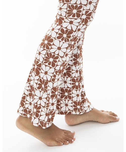 BILLABONG(ビラボン)の「BILLABONG レディース 【FOR SAND AND WATER】 PATTERN FLAR PANTS ロングパンツ 【2024年春夏モデル】/ビラボン総柄UVカットボタニカルフレアパンツ(その他パンツ・レディース・ブラック系その他/ブラウン系その他/パープル・LARGE/MEDIUM)」の13枚目の写真