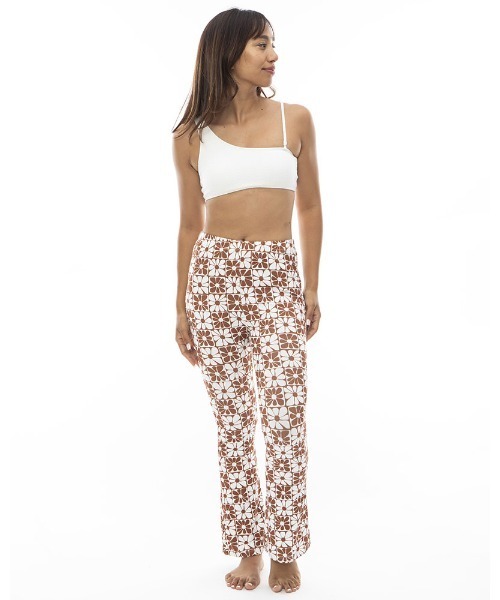 BILLABONG(ビラボン)の「BILLABONG レディース 【FOR SAND AND WATER】 PATTERN FLAR PANTS ロングパンツ 【2024年春夏モデル】/ビラボン総柄UVカットボタニカルフレアパンツ(その他パンツ・レディース・ブラック系その他/ブラウン系その他/パープル・LARGE/MEDIUM)」の8枚目の写真