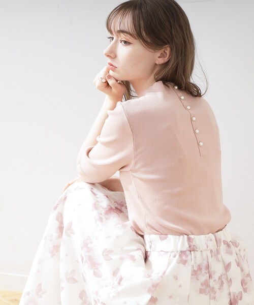 couture brooch（クチュールブローチ）の「◆バックパール調デザイン5分袖ニットトップス（ニット/セーター・レディース・ブラック/レッド系1/ピンク/オフホワイト/パープル・42/40/38）」の4枚目の写真