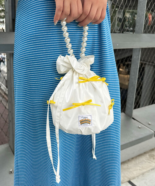 HELLO.SANFRANCISCO（ハローサンフランシスコ）の「【HELLO.SANFRANCISCO/ハローサンフランシスコ】パールハンドルリボン巾着バッグ（トートバッグ・レディース・ホワイト/ピンク/シルバー・ONE SIZE）」の2枚目の写真