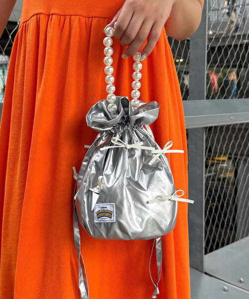 HELLO.SANFRANCISCO（ハローサンフランシスコ）の「【HELLO.SANFRANCISCO/ハローサンフランシスコ】パールハンドルリボン巾着バッグ（トートバッグ・レディース・ホワイト/ピンク/シルバー・ONE SIZE）」の3枚目の写真