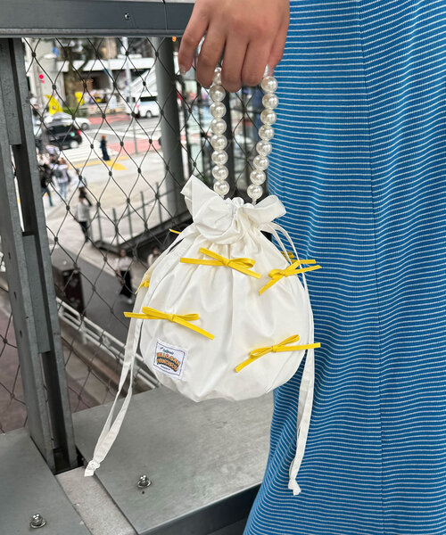 HELLO.SANFRANCISCO（ハローサンフランシスコ）の「【HELLO.SANFRANCISCO/ハローサンフランシスコ】パールハンドルリボン巾着バッグ（トートバッグ・レディース・ホワイト/ピンク/シルバー・ONE SIZE）」の4枚目の写真