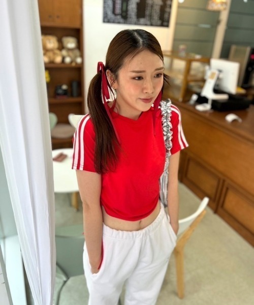 ipugo(イプゴ)の「ipugo/イプゴ サイドライントラックTシャツ 秋物 秋服 2026年秋冬(Tシャツ/カットソー・レディース・ブラック/レッド・FREE)」の2枚目の写真