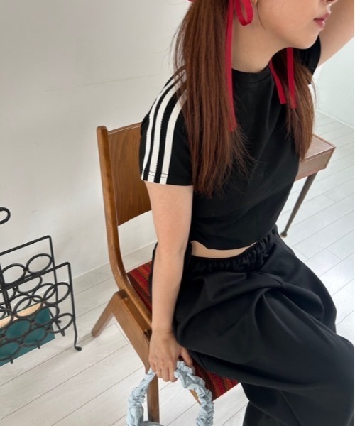 ipugo(イプゴ)の「ipugo/イプゴ サイドライントラックTシャツ 秋物 秋服 2026年秋冬(Tシャツ/カットソー・レディース・ブラック/レッド・FREE)」の11枚目の写真