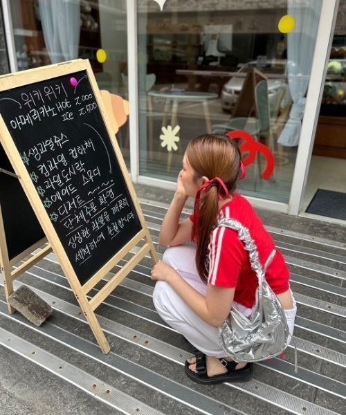ipugo(イプゴ)の「ipugo/イプゴ サイドライントラックTシャツ 秋物 秋服 2026年秋冬(Tシャツ/カットソー・レディース・ブラック/レッド・FREE)」の22枚目の写真
