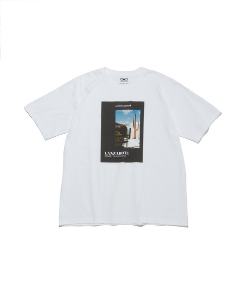 ADAM ET ROPE'(アダムエロペ)の「【A Week Abroad for ADAM ET ROPE'】TRAVEL T-SHIRT(Tシャツ/カットソー・メンズ・オレンジ/ブルー/ブラック・L/M/XL)」の2枚目の写真