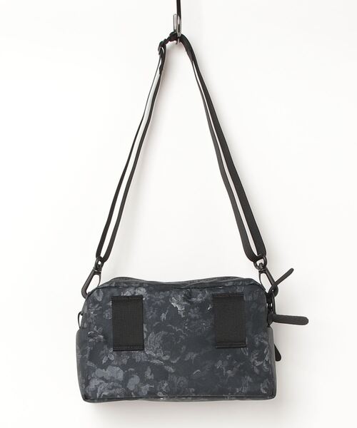 GREGORY(グレゴリー)の「パデッドショルダーポーチM PADDED SHOULDER POUCH M ブラックタペストリー(ショルダーバッグ・メンズ・ブラック系その他・ONE SIZE)」の2枚目の写真