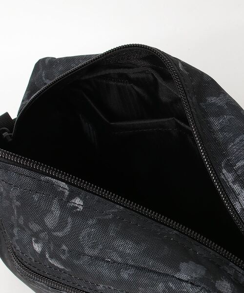 GREGORY(グレゴリー)の「パデッドショルダーポーチM PADDED SHOULDER POUCH M ブラックタペストリー(ショルダーバッグ・メンズ・ブラック系その他・ONE SIZE)」の4枚目の写真