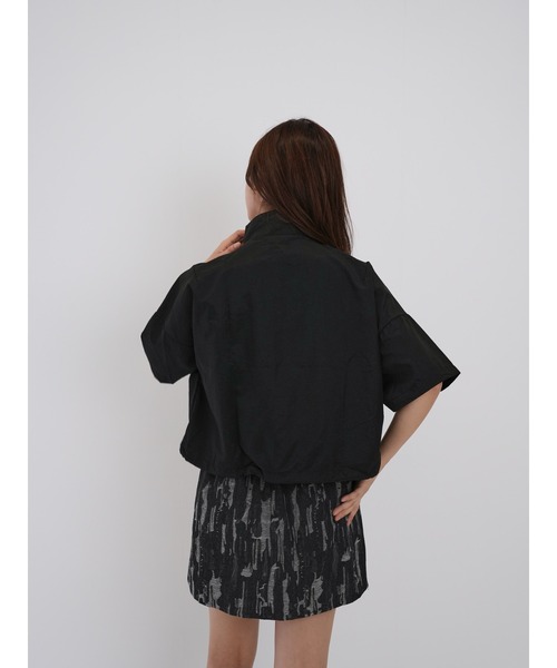 Enewd nina(エニュードニーナ)の「【ZOZO限定】クロップド ナイロン シャツ ジップ ジッパー ドローコード 半袖(シャツ/ブラウス・レディース・ブラック/ホワイト・FREE)」の4枚目の写真