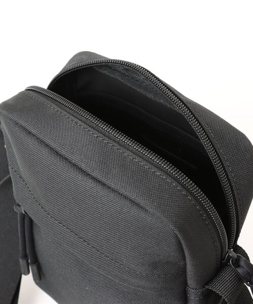 LACOSTE(ラコステ)の「《LACOSTE》NEOCROC VERTICAL CAMERA BAG(ショルダーバッグ・メンズ・ブラック/ネイビー・フリー)」の5枚目の写真
