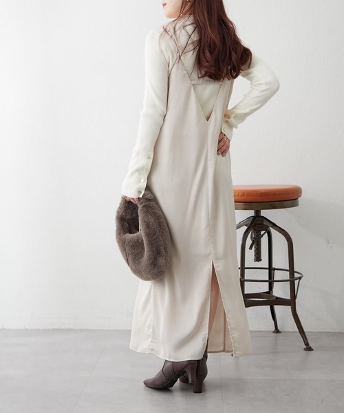 Remind me and forever(リマインドミーアンドフォーエバー)の「【OTONA line.】とろみサテンキャミワンピース(ジャンパースカート・レディース・ベージュ/チャコールグレー・FREE)」の21枚目の写真