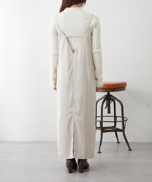 Remind me and forever(リマインドミーアンドフォーエバー)の「【OTONA line.】とろみサテンキャミワンピース(ジャンパースカート・レディース・ベージュ/チャコールグレー・FREE)」の5枚目の写真