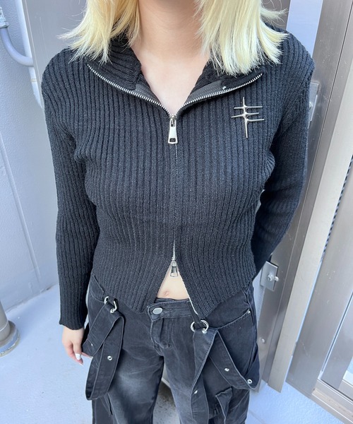 Figments（フィグメンツ）の「ブローチ付きZIPニット（ニット/セーター・レディース・ブラック/グレー・FREE）」の2枚目の写真