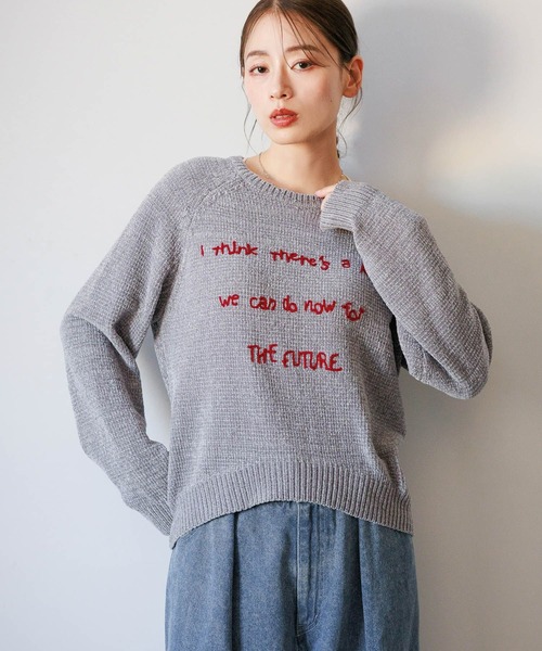 LAKOLE（ラコレ）の「刺繍ロゴモールニットプルオーバー / 203749（ニット/セーター・レディース・チャコール/イエロー/アイボリー/グレー/サーモンピンク・FREE）」の2枚目の写真