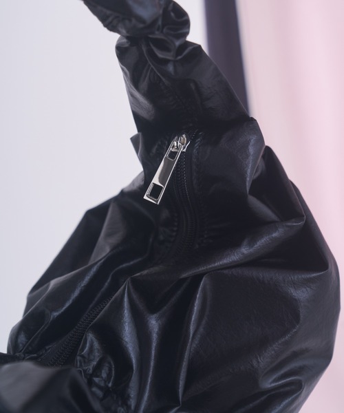 INTER FACTORY(インターファクトリー)の「おさき / シャーリングショルダーバック made in INTER FACTORY(ショルダーバッグ・レディース・ブラック/シルバー・FREE)」の5枚目の写真