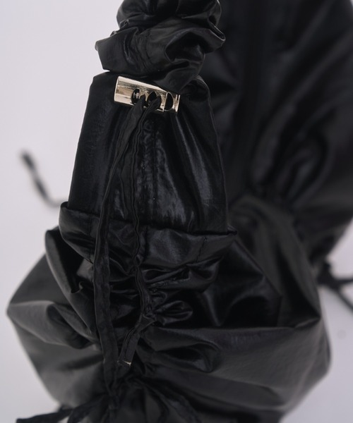 INTER FACTORY(インターファクトリー)の「おさき / シャーリングショルダーバック made in INTER FACTORY(ショルダーバッグ・レディース・ブラック/シルバー・FREE)」の3枚目の写真
