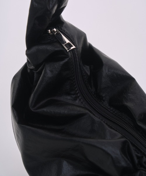 INTER FACTORY(インターファクトリー)の「おさき / シャーリングショルダーバック made in INTER FACTORY(ショルダーバッグ・レディース・ブラック/シルバー・FREE)」の6枚目の写真