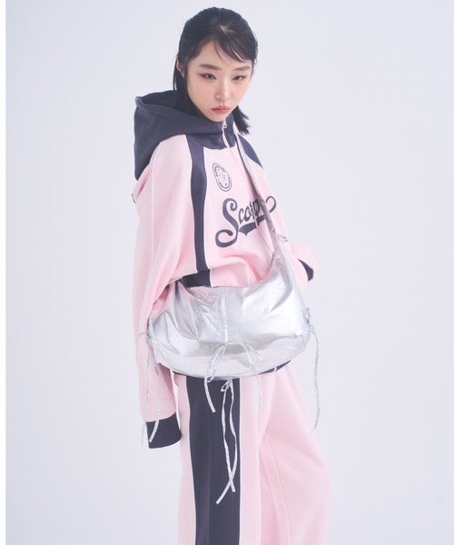 INTER FACTORY(インターファクトリー)の「おさき / シャーリングショルダーバック made in INTER FACTORY(ショルダーバッグ・レディース・ブラック/シルバー・FREE)」の21枚目の写真