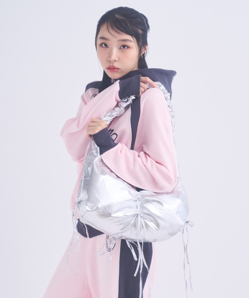 INTER FACTORY(インターファクトリー)の「おさき / シャーリングショルダーバック made in INTER FACTORY(ショルダーバッグ・レディース・ブラック/シルバー・FREE)」の20枚目の写真