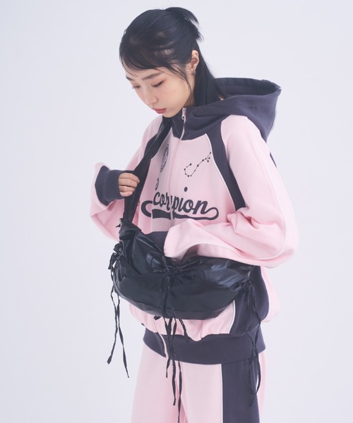 INTER FACTORY(インターファクトリー)の「おさき / シャーリングショルダーバック made in INTER FACTORY(ショルダーバッグ・レディース・ブラック/シルバー・FREE)」の16枚目の写真