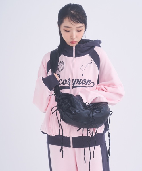 INTER FACTORY(インターファクトリー)の「おさき / シャーリングショルダーバック made in INTER FACTORY(ショルダーバッグ・レディース・ブラック/シルバー・FREE)」の14枚目の写真