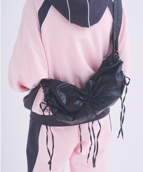 INTER FACTORY(インターファクトリー)の「おさき / シャーリングショルダーバック made in INTER FACTORY(ショルダーバッグ・レディース・ブラック/シルバー・FREE)」の12枚目の写真