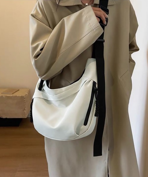 Miniministore(ミニミニストア)の「ショルダーバッグ ナイロン 多収納 無地(ショルダーバッグ・レディース・オフホワイト/ブラック/ベージュ・FREE)」の11枚目の写真
