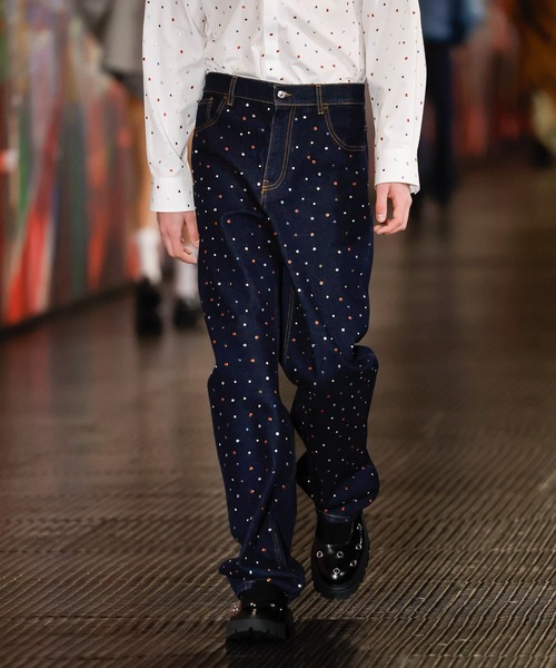 【関税込み】MSGM ブルー スタッズ ワイドレッグジーンズ MSGMのブルー スタッズ ワイドレッグジーンズがセール中