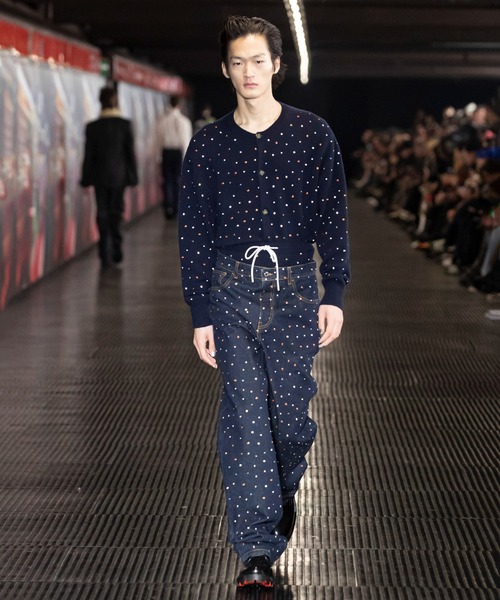 【関税込み】MSGM ブルー スタッズ ワイドレッグジーンズ MSGMのブルー スタッズ ワイドレッグジーンズがセール中