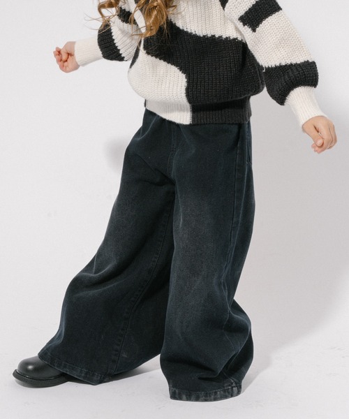 URBAN CHERRY（アーバンチェリー）の「ワイドフレアパンツ（デニムパンツ・キッズ・ブラック・110cm/120cm/130cm/140cm/150cm）」の2枚目の写真