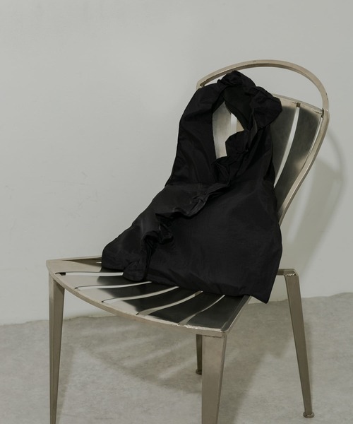 SMELLY（スメリー）の「カシュクールフリルトート（トートバッグ・レディース・ブラック/アイボリー・-）」の3枚目の写真