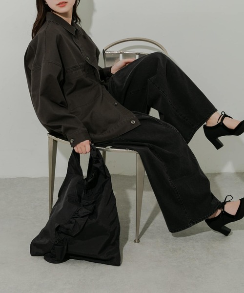 SMELLY（スメリー）の「カシュクールフリルトート（トートバッグ・レディース・ブラック/アイボリー・-）」の4枚目の写真