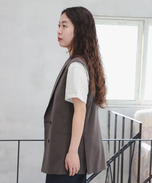 B:MING by BEAMS(ビーミングバイビームス)の「SIMPLE YET トロピカル ダブルボタン ジレ(ベスト・レディース・ブラウン系その他4/カーキ・ONE SIZE)」の4枚目の写真