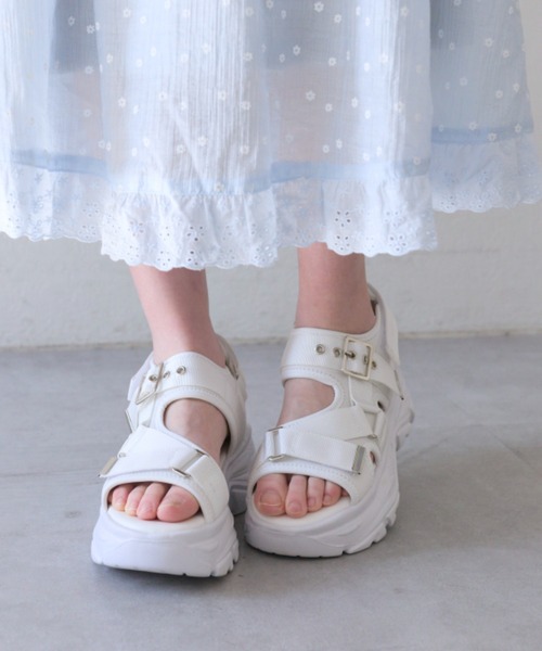 OLIVE des OLIVE（オリーブデオリーブ）の「バックル付きスポーツサンダル（サンダル・レディース・ブラック/ホワイト/ベージュ・SMALL/MEDIUM/LARGE）」の2枚目の写真