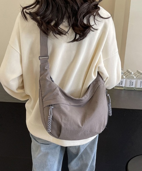 COCOMOMO(ココモモ)の「ハーフムーン ショルダーバッグ 軽量 斜め掛け ファスナー付き(ショルダーバッグ・レディース・グレー/ブルー/アイボリー/ワインレッド/イエロー/オレンジ/カーキ/ブラック・FREE)」の4枚目の写真