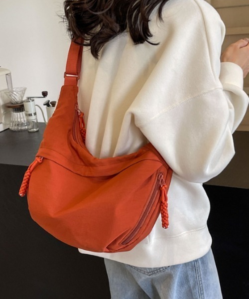 COCOMOMO(ココモモ)の「ハーフムーン ショルダーバッグ 軽量 斜め掛け ファスナー付き(ショルダーバッグ・レディース・グレー/ブルー/アイボリー/ワインレッド/イエロー/オレンジ/カーキ/ブラック・FREE)」の8枚目の写真
