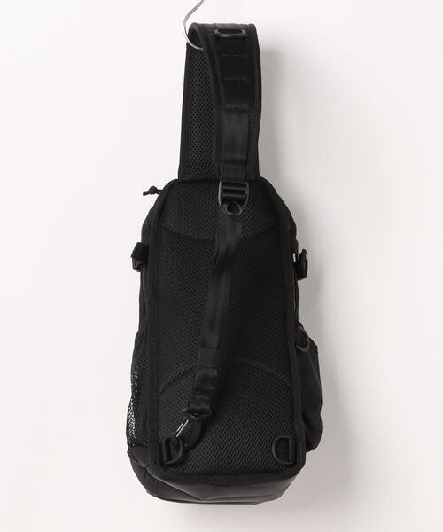 NEW ERA(ニューエラ)の「【NEW ERA/ニューエラ】SLING BODY BAG(ボディバッグ/ウエストポーチ・メンズ・ブラック系その他/ブラック・FREE)」の3枚目の写真