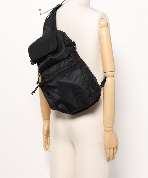 NEW ERA(ニューエラ)の「【NEW ERA/ニューエラ】SLING BODY BAG(ボディバッグ/ウエストポーチ・メンズ・ブラック系その他/ブラック・FREE)」の7枚目の写真